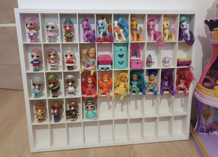 Polička na panenky LPS 50ks