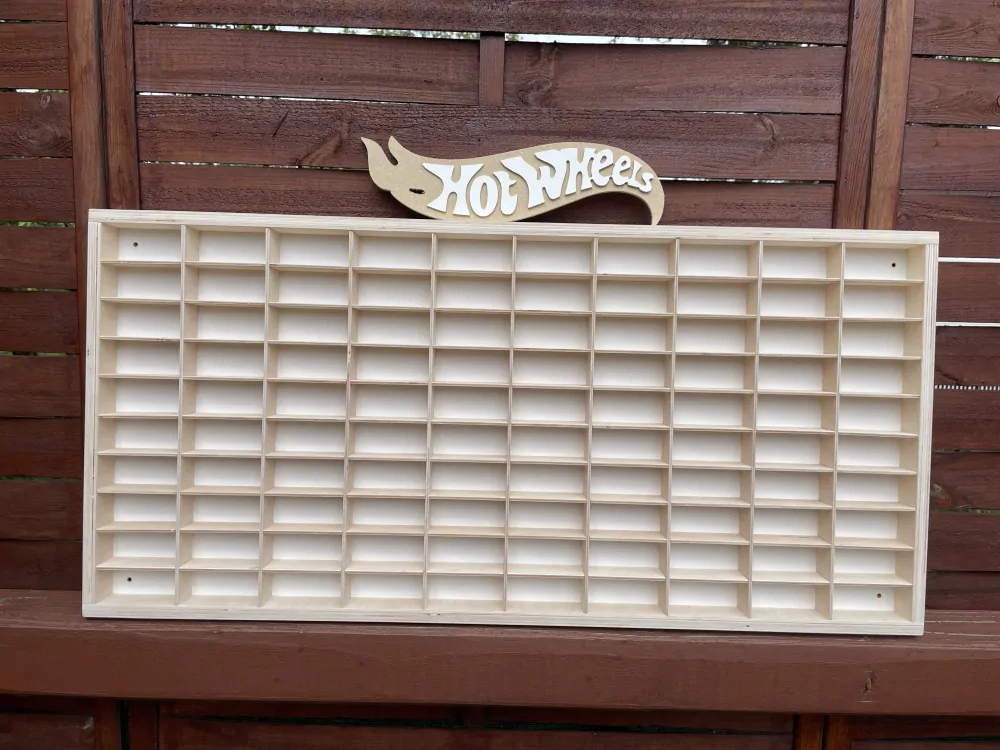 Dřevěná polička na autíčka 100ks přírodní s nápisem Hot Wheels
