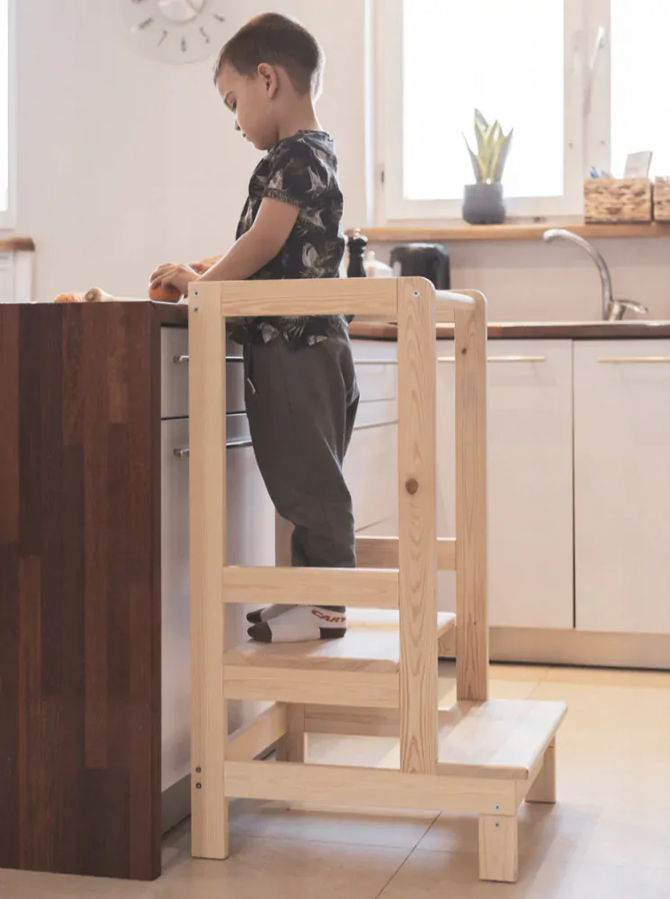 Dřevěná učící věž Montessori Kitchen Helper - pomocník do kuchyně K01_N