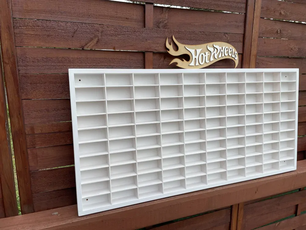 Dřevěná polička na autíčka 100ks bílá s nápisem Hot Wheels