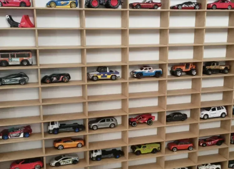 Dřevěná polička na autíčka 80ks přírodní s nápisem Hot Wheels DOPRAVA ZDARMA