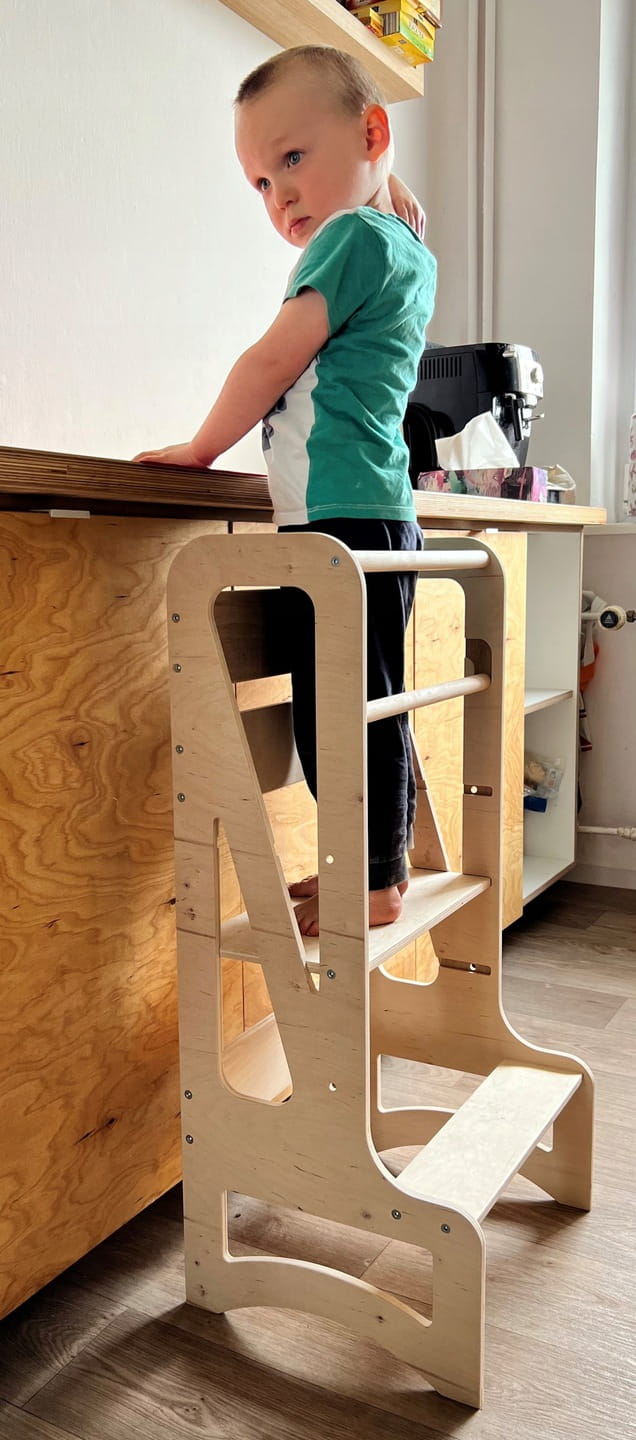 Dřevěná učící věž Montessori Kitchen Helper NM- pomocník do kuchyně přírodní