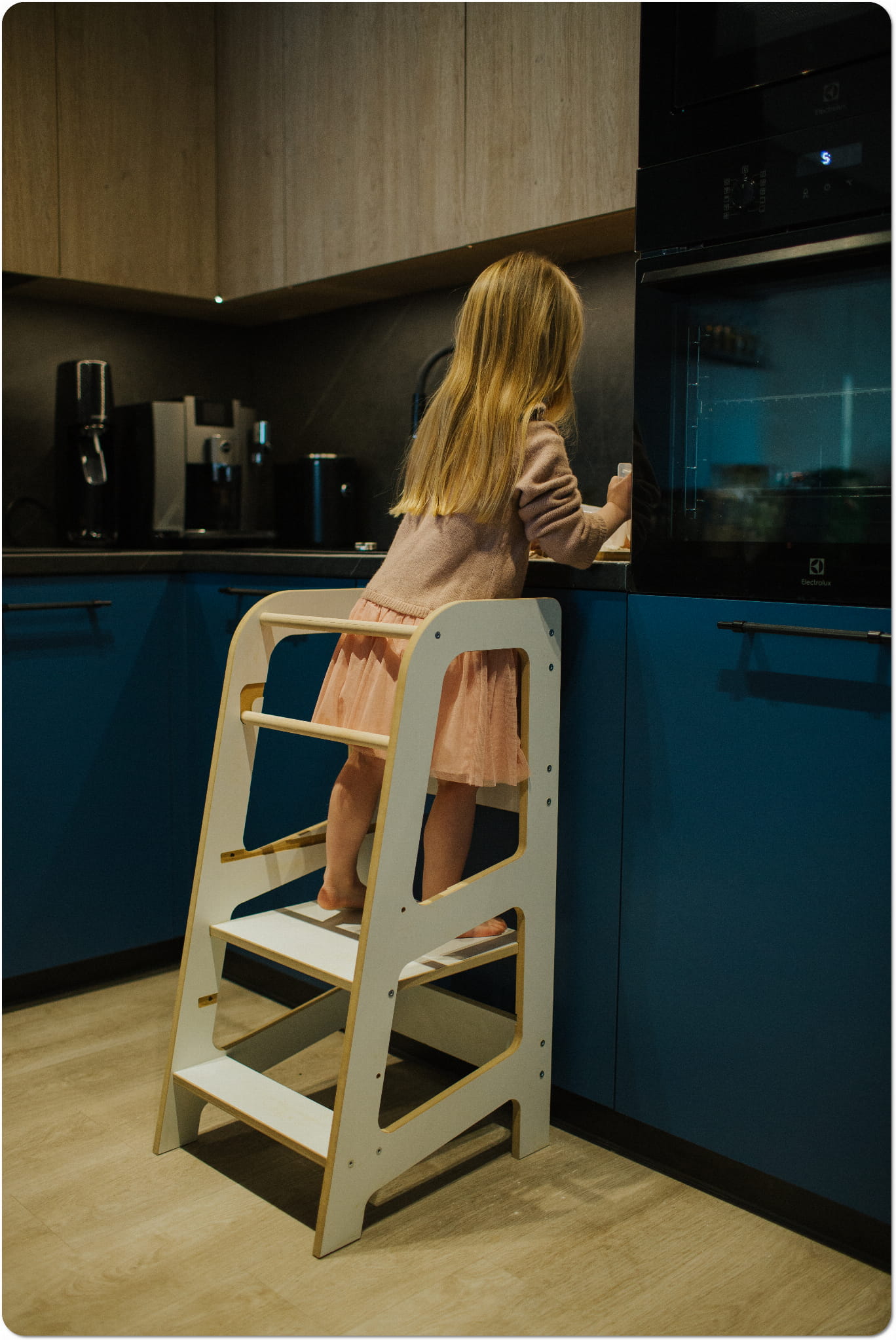 Dřevěná učící věž Montessori - Kitchen Helper B2RM pomocník do kuchyně