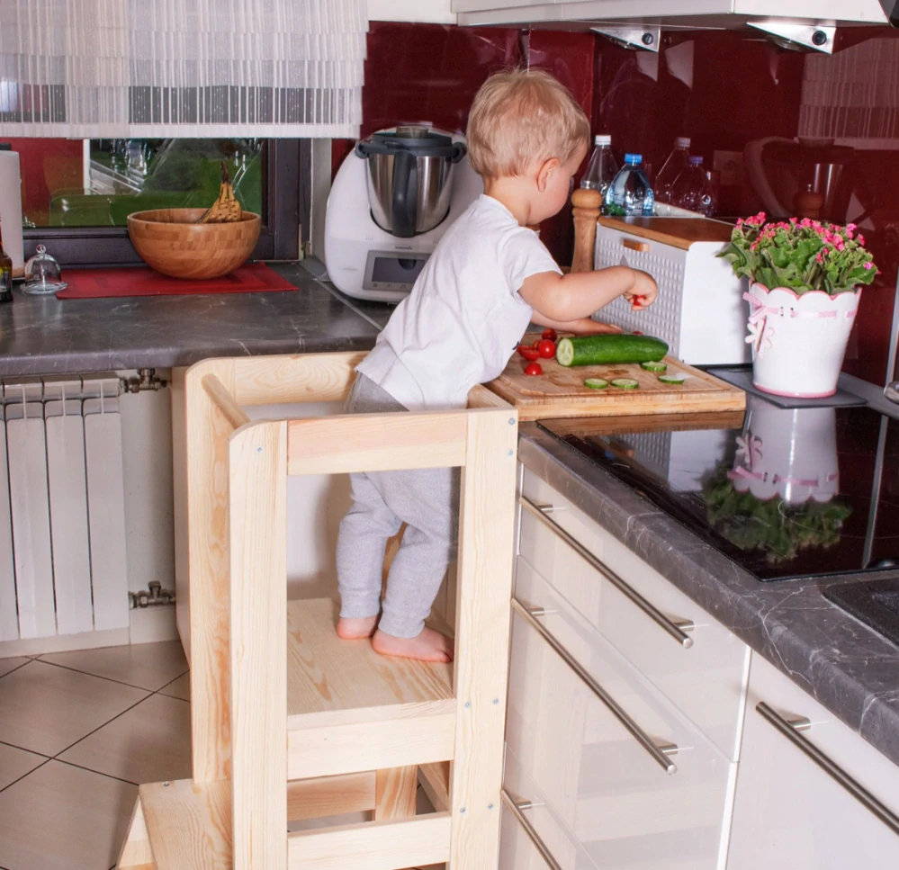 Dřevěná učící věž Montessori Kitchen Helper - pomocník do kuchyně KCH01
