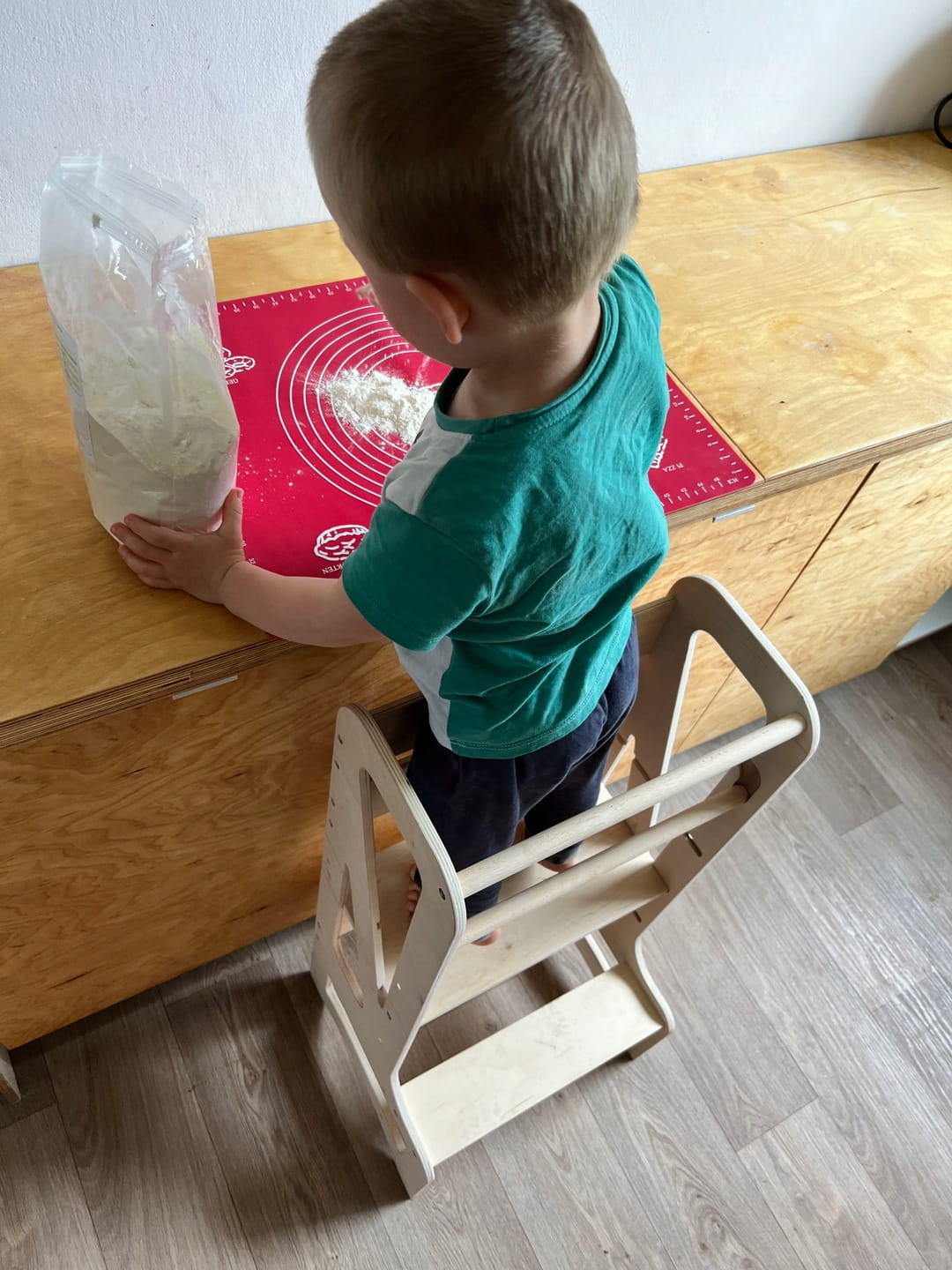Dřevěná učící věž Montessori Kitchen Helper NM- pomocník do kuchyně přírodní