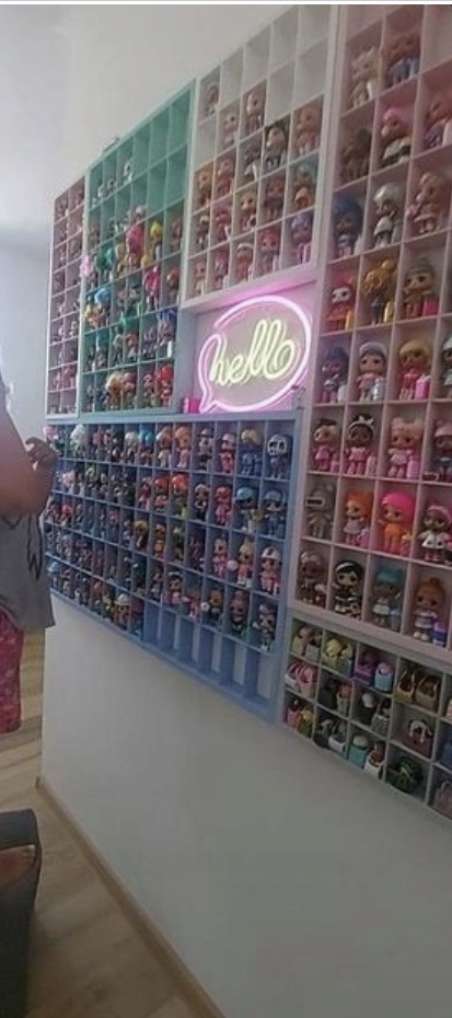 Polička na panenky LPS 50ks