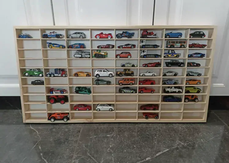 Dřevěná polička na autíčka 80ks přírodní s nápisem Hot Wheels DOPRAVA ZDARMA