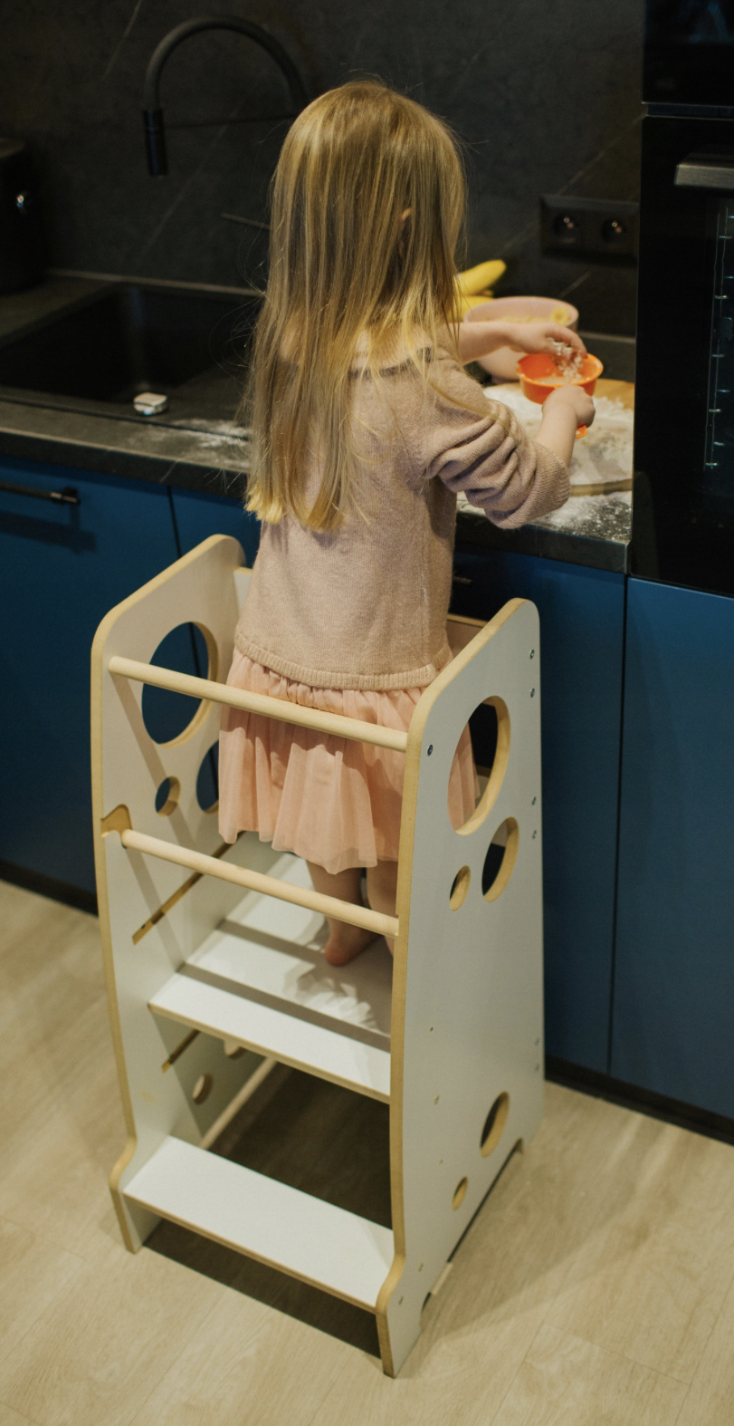 Dřevěná učící věž Montessori Kitchen Helper BKM - pomocník do kuchyně