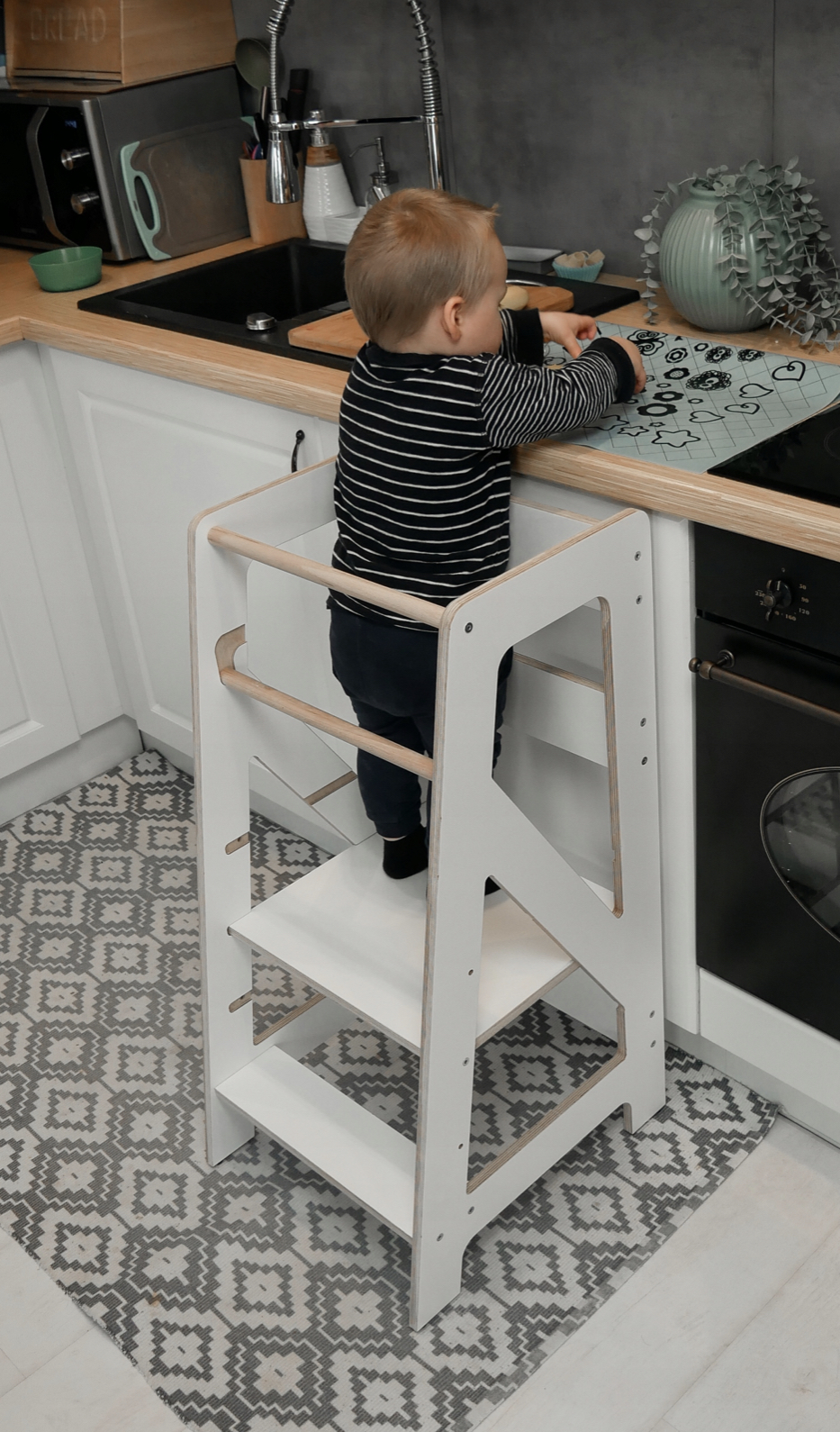 Dřevěná učící věž Montessori - Kitchen Helper BTM pomocník do kuchyně