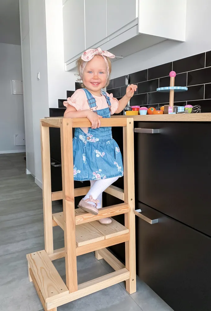 Dřevěná učící věž Montessori Kitchen Helper 121 - pomocník do kuchyně  