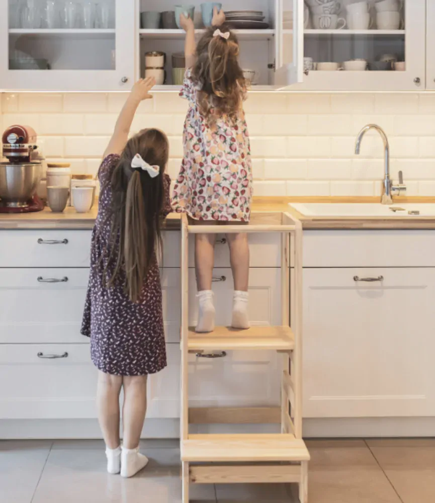 Dřevěná učící věž Montessori Kitchen Helper - pomocník do kuchyně K01_N