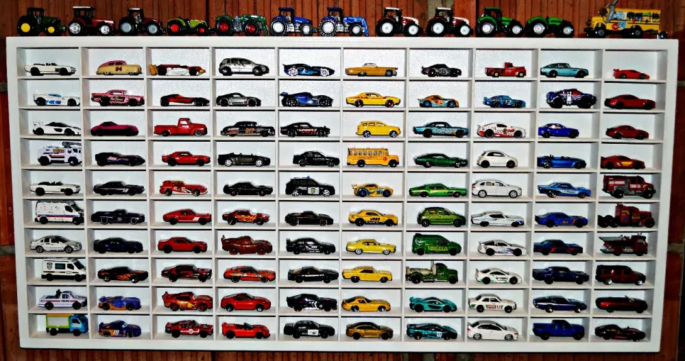 Dřevěná polička na autíčka 100ks bílá s nápisem Hot Wheels