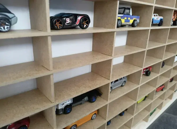 Dřevěná polička na autíčka 80ks přírodní s nápisem Hot Wheels DOPRAVA ZDARMA