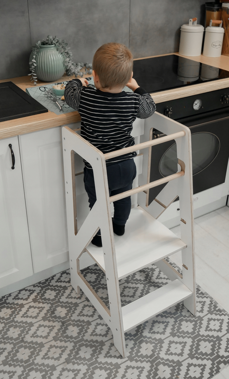 Dřevěná učící věž Montessori - Kitchen Helper BTM pomocník do kuchyně
