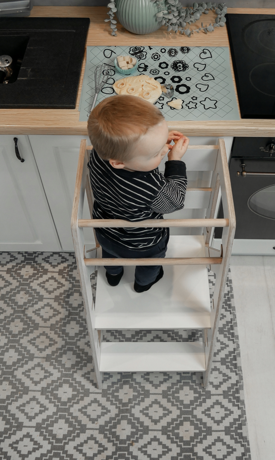 Dřevěná učící věž Montessori - Kitchen Helper BTM pomocník do kuchyně