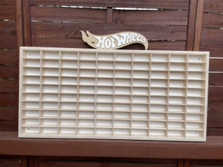 Dřevěná polička na autíčka 100ks přírodní s nápisem Hot Wheels